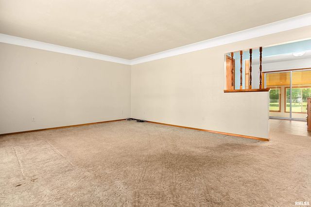 2812 DEVERON Circle, Pekin, IL 61554