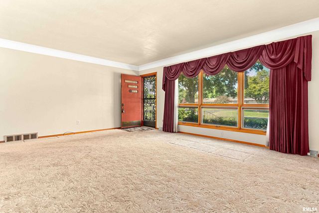 2812 DEVERON Circle, Pekin, IL 61554