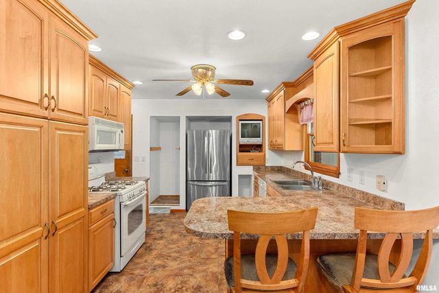 2812 DEVERON Circle, Pekin, IL 61554