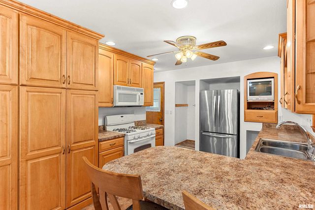 2812 DEVERON Circle, Pekin, IL 61554