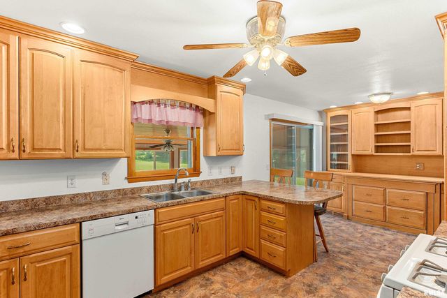 2812 DEVERON Circle, Pekin, IL 61554