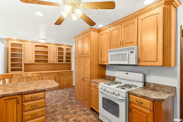 2812 DEVERON Circle, Pekin, IL 61554