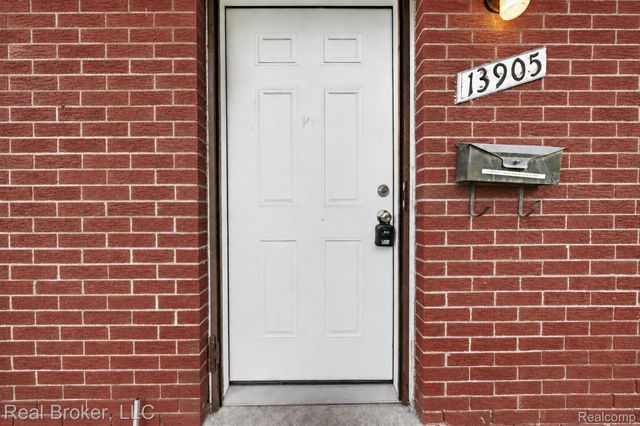13905 Longacre Street, Detroit, MI 48227