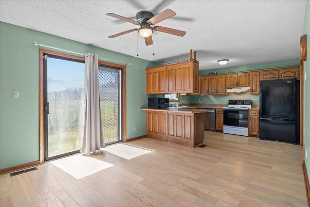 1092 Crockett Dr, New Johnsonville, TN 37134