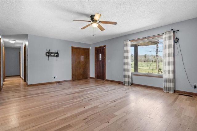 1092 Crockett Dr, New Johnsonville, TN 37134