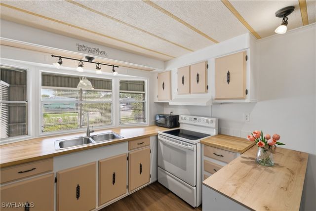 181 Sugarloaf LN, Naples, FL 34114