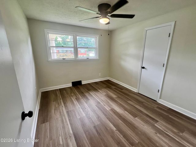 3915 Lovin Ct, Louisville, KY 40216