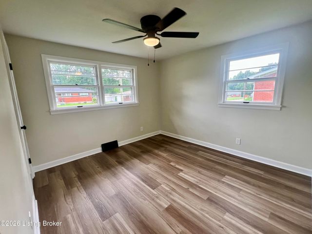 3915 Lovin Ct, Louisville, KY 40216