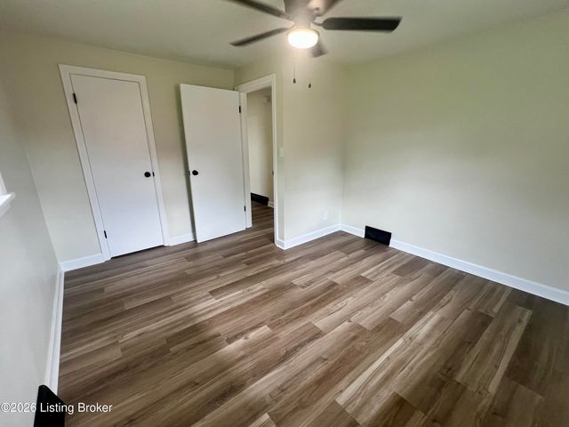 3915 Lovin Ct, Louisville, KY 40216