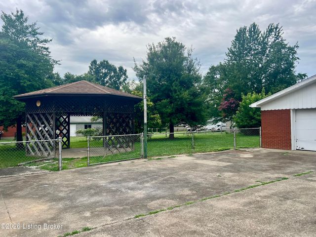 3915 Lovin Ct, Louisville, KY 40216