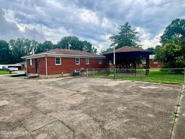 3915 Lovin Ct, Louisville, KY 40216