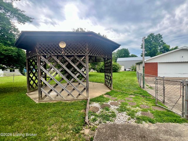 3915 Lovin Ct, Louisville, KY 40216