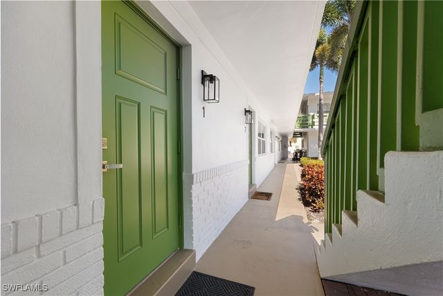 975 9th AVE S 1, Naples, FL 34102