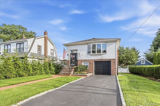 16 Netz Place, Albertson, NY 11507