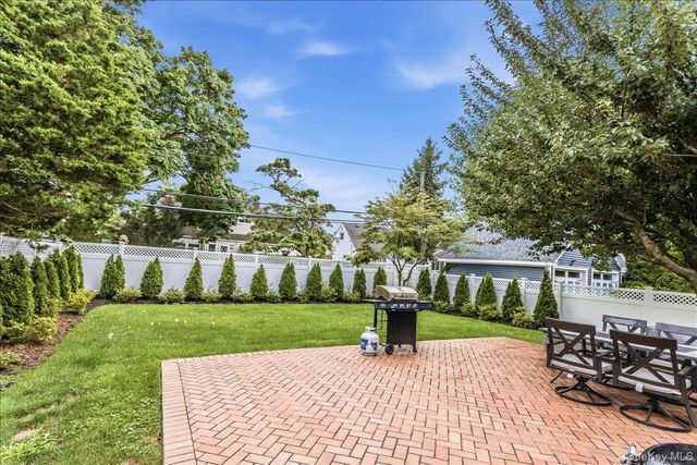 16 Netz Place, Albertson, NY 11507