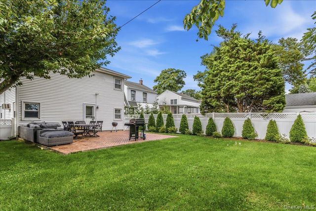 16 Netz Place, Albertson, NY 11507