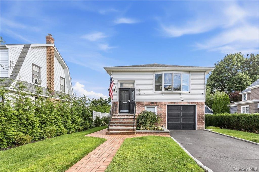 16 Netz Place, Albertson, NY 11507