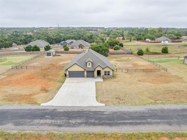 2319 N Greys Harbor Road, Blanchard, OK 73010