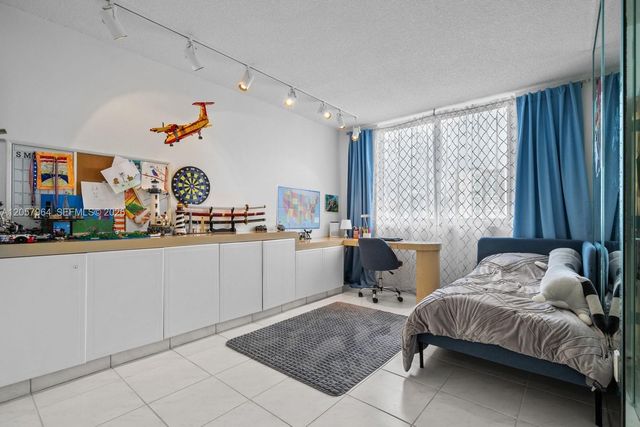 300 Bayview Dr 807, Sunny Isles Beach, FL 33160