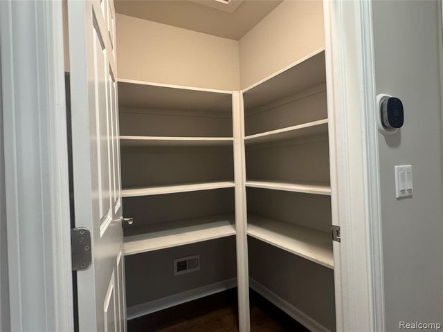 15223 Maplewood Avenue, Eastpointe, MI 48021