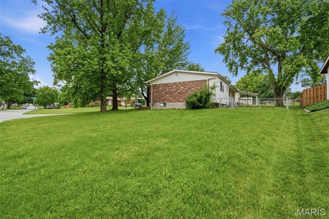 2701 Woodbury Drive, Mehlville, MO 63125