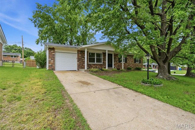 2701 Woodbury Drive, Mehlville, MO 63125
