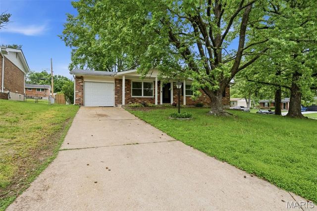 2701 Woodbury Drive, Mehlville, MO 63125