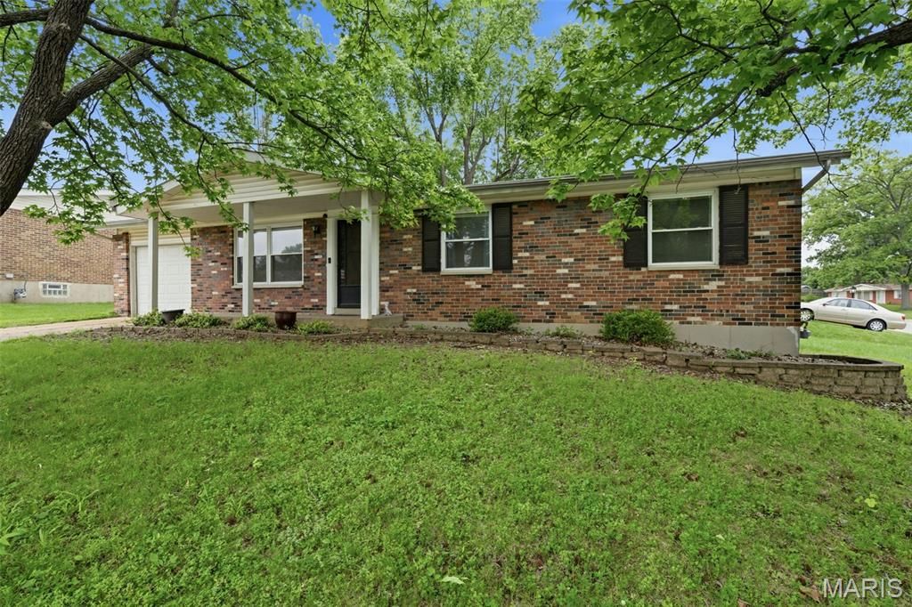 2701 Woodbury Drive, Mehlville, MO 63125