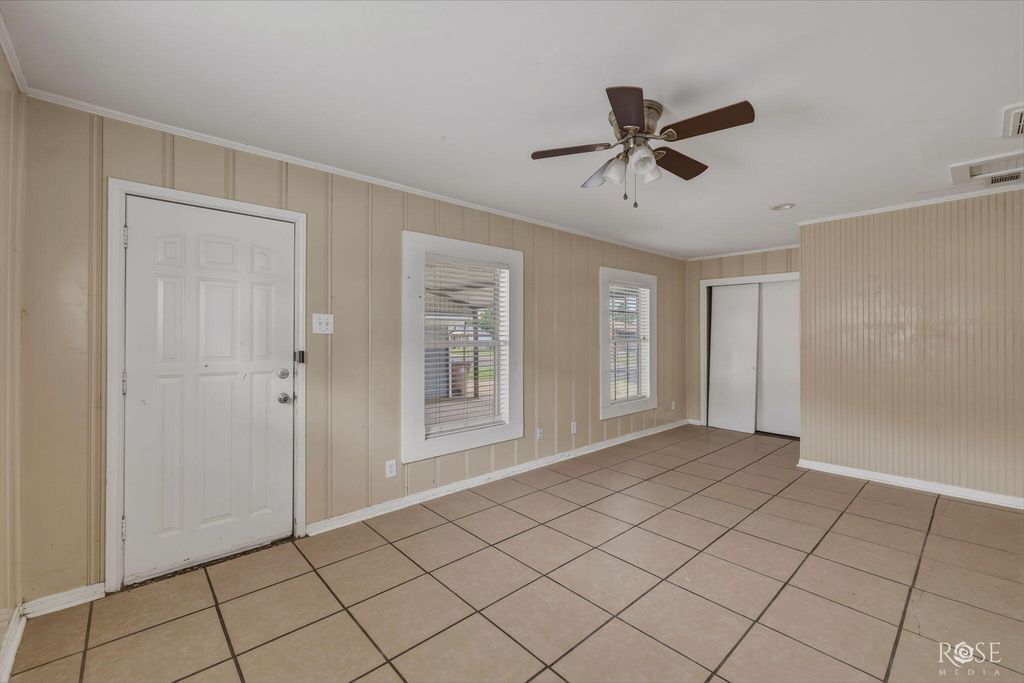Image 10 of property listing at 421 Alexander Street, San Angelo, TX 76901