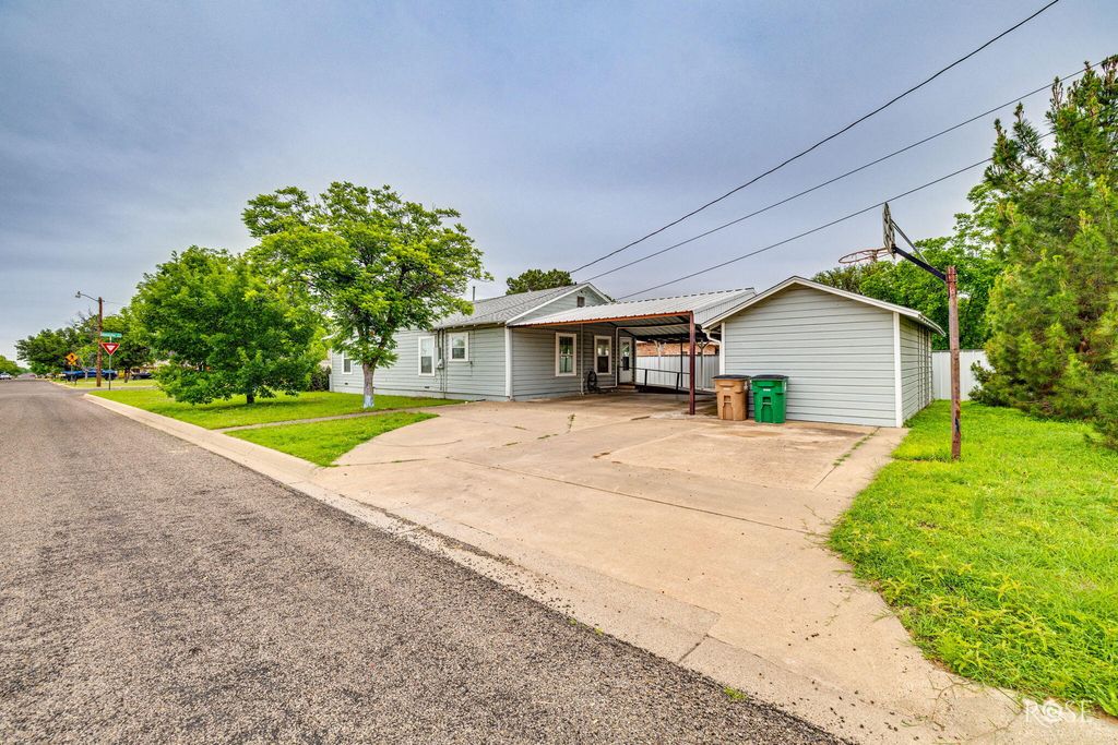 Image 17 of property listing at 421 Alexander Street, San Angelo, TX 76901