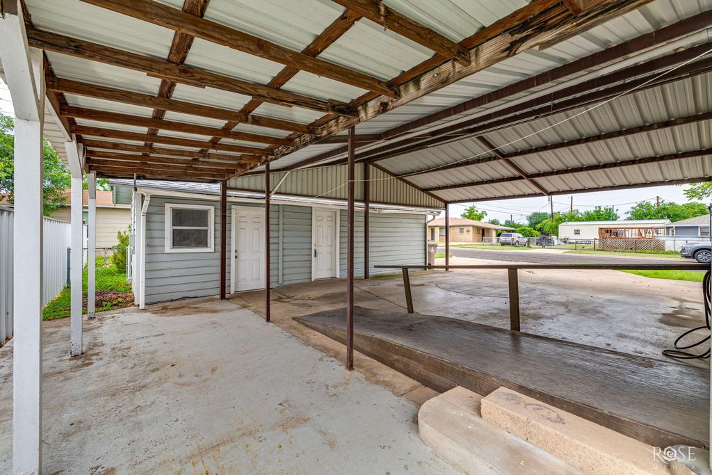 Image 20 of property listing at 421 Alexander Street, San Angelo, TX 76901