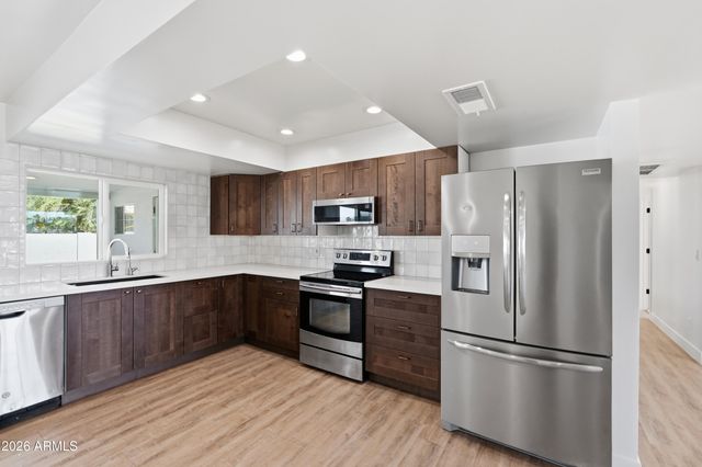 1 N COTTONWOOD Drive, Gilbert, AZ 85234