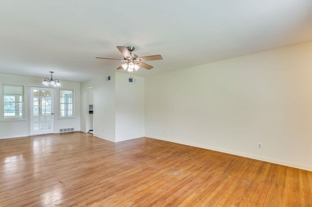 1737 Drollinger St, Wichita, KS 67218