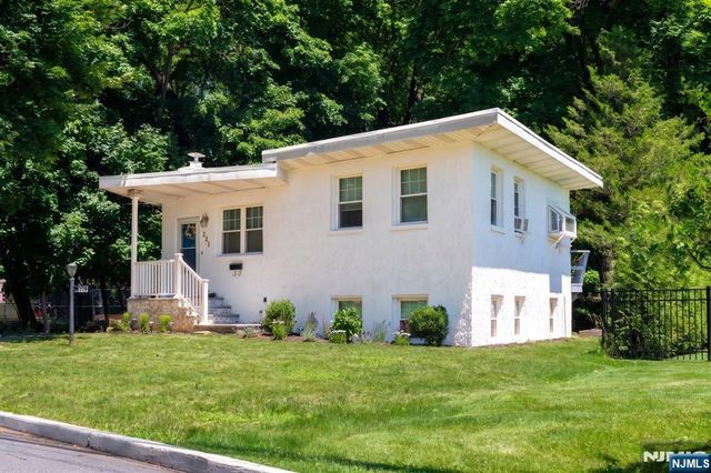 221 Lakeview Drive, Ridgewood, NJ 07450