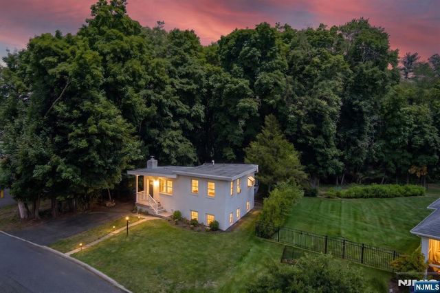 221 Lakeview Drive, Ridgewood, NJ 07450
