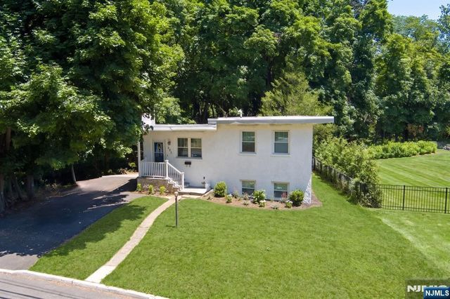 221 Lakeview Drive, Ridgewood, NJ 07450