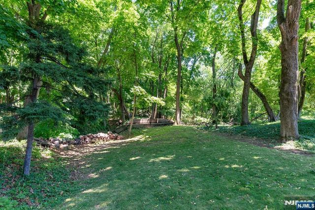 221 Lakeview Drive, Ridgewood, NJ 07450