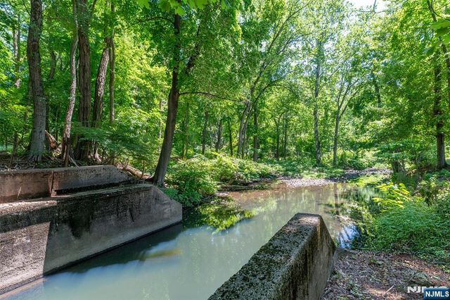 221 Lakeview Drive, Ridgewood, NJ 07450