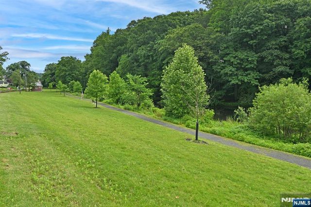 221 Lakeview Drive, Ridgewood, NJ 07450