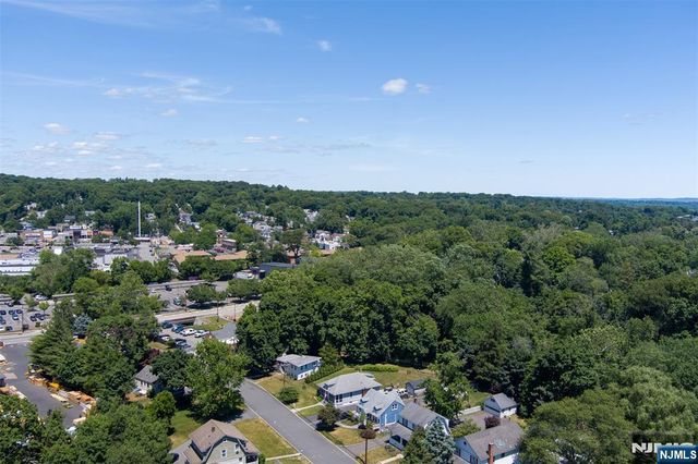 221 Lakeview Drive, Ridgewood, NJ 07450
