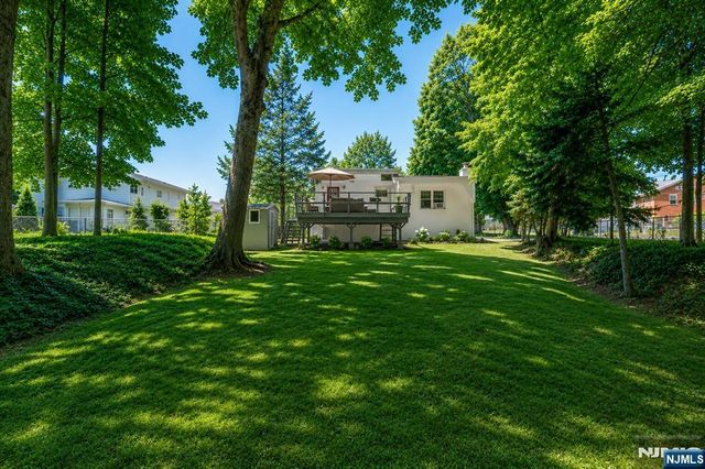 221 Lakeview Drive, Ridgewood, NJ 07450