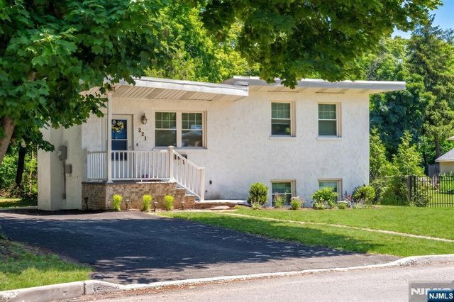 221 Lakeview Drive, Ridgewood, NJ 07450
