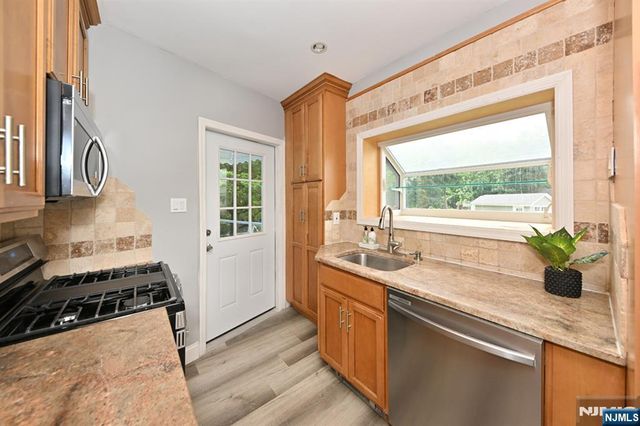221 Lakeview Drive, Ridgewood, NJ 07450