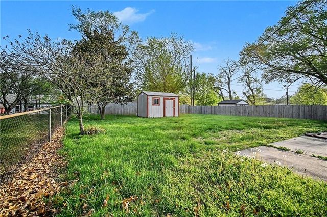608 NE 67th Street, Gladstone, MO 64118