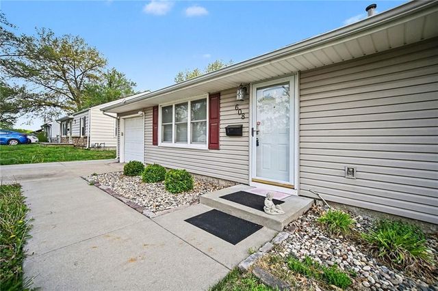 608 NE 67th Street, Gladstone, MO 64118