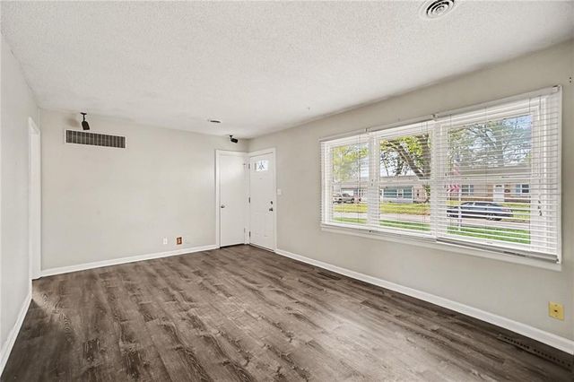 608 NE 67th Street, Gladstone, MO 64118
