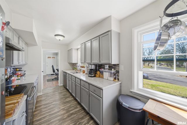 5702 N BILTMORE Avenue, Peoria, IL 61614