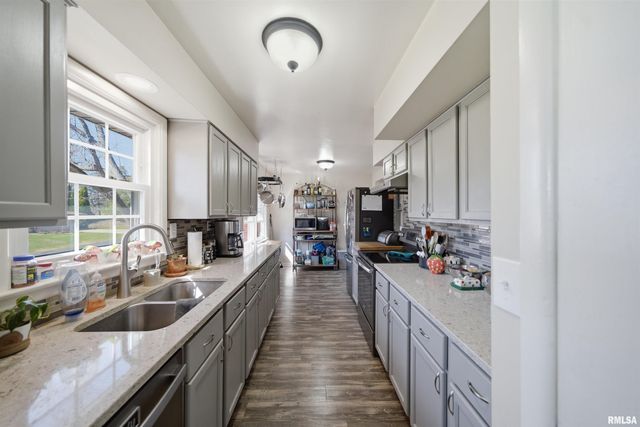 5702 N BILTMORE Avenue, Peoria, IL 61614