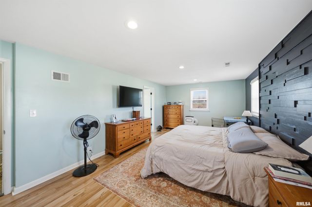 5702 N BILTMORE Avenue, Peoria, IL 61614