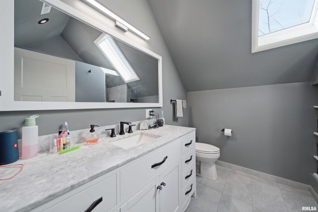 5702 N BILTMORE Avenue, Peoria, IL 61614